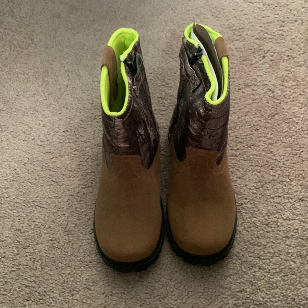 Kids boots size 1 medium never worn